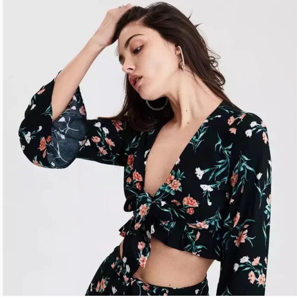 AMERICAN EAGLE Front Tie Floral Crop Top Long Sleeve